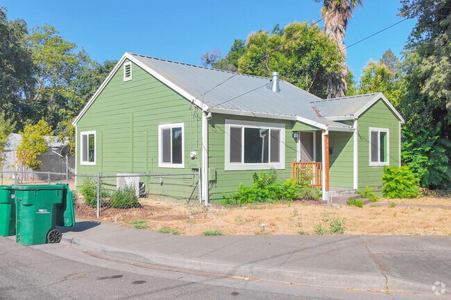 There are lovely houses in the Chapman Chico neighborhood in Chico, California.