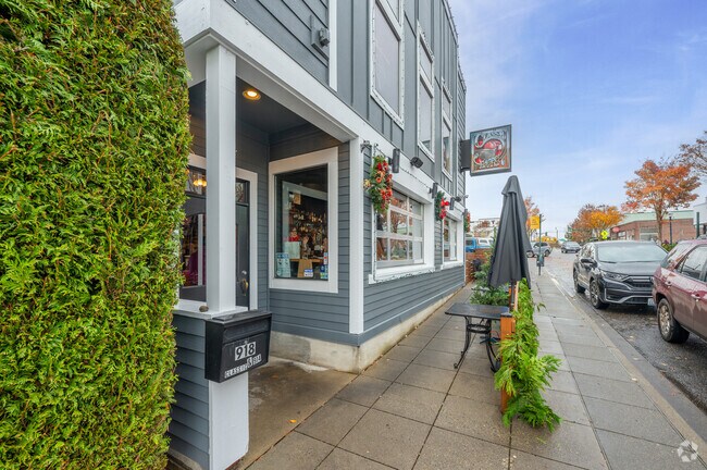 Classic Eats near Maplewild serves up traditional seafood dishes with local flavor.