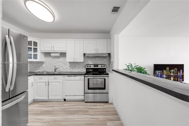 Sailboat Cay unit PENTHOUSE UPGRADED, North Miami, FL 33181 - photo 5