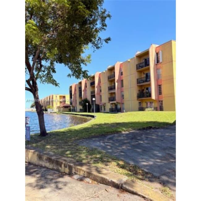 4719 NW 7th St, Miami, FL 33126 - photo 4