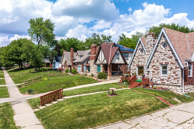 In the Citadel Center neighborhood, there are many beautiful homes along The Paseo.