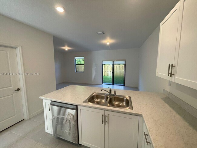 28712 SW 134th Ct, Homestead, FL 33033 - photo 2