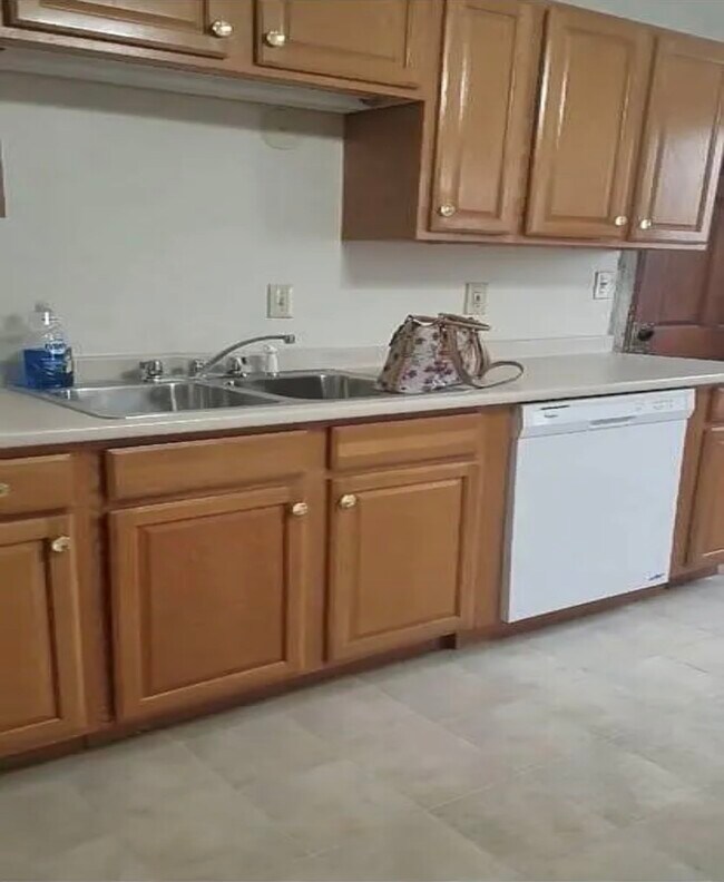 77 Greeley St unit 1, Clinton, MA 01510 - photo 2