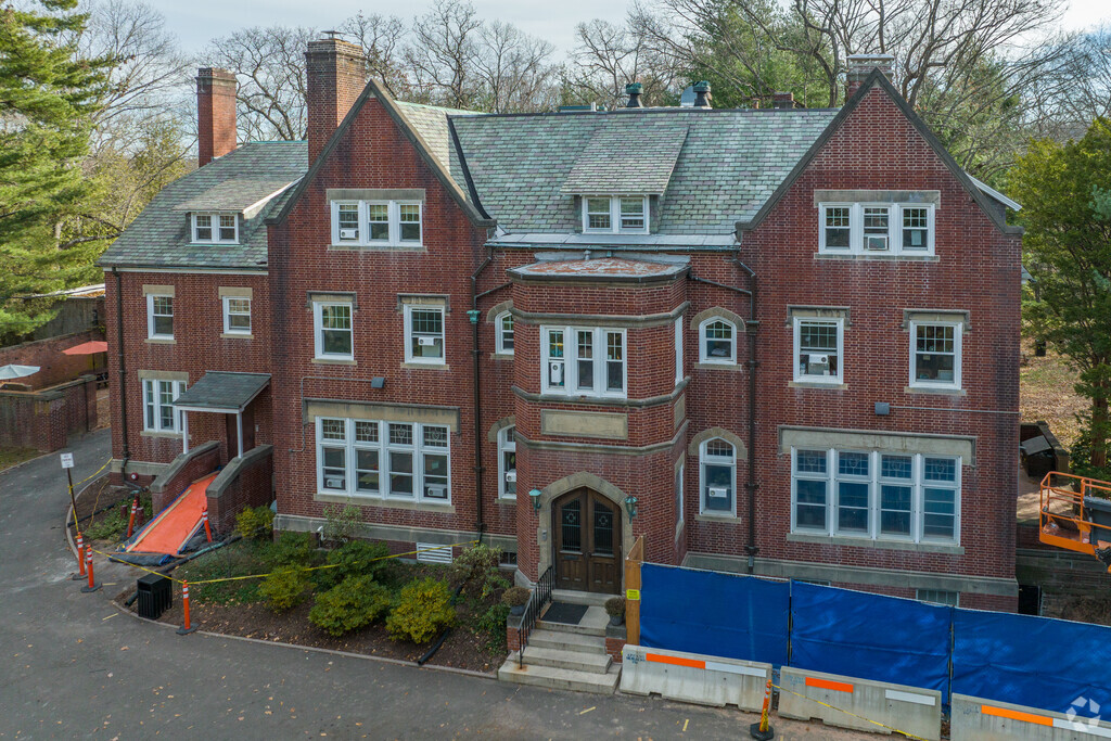 Join the community of learners at Cedarhurst School.