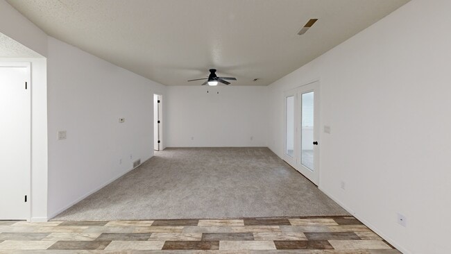 611 W Sovers St, Solon, IA 52333 - photo 2