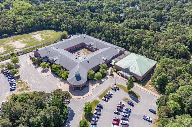 Barnstable United Elementary School has a student-teacher ratio of 10 to 1.