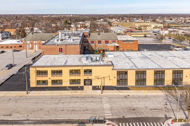 Washington-Mckinley Elementary School has a student-teacher ratio of 11 to 1.