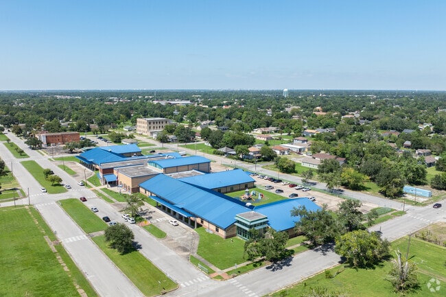 DeQueen Elementary School is located in Port Arthur, TX.