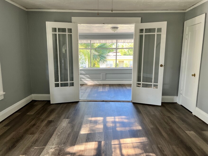 Apt 3 Private, Oversized porch