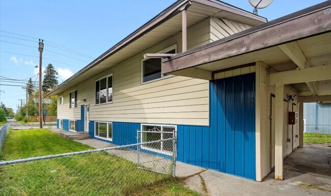 1117 Karluk St unit Karluk unit 4, Anchorage, AK 99501 - photo 2