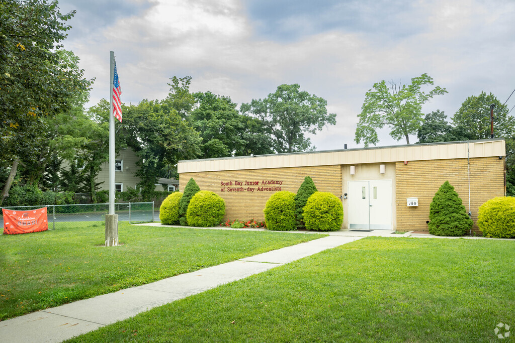 The South Bay Junior Academy in Babylon, NY is a private school servng students in grades PK-8.
