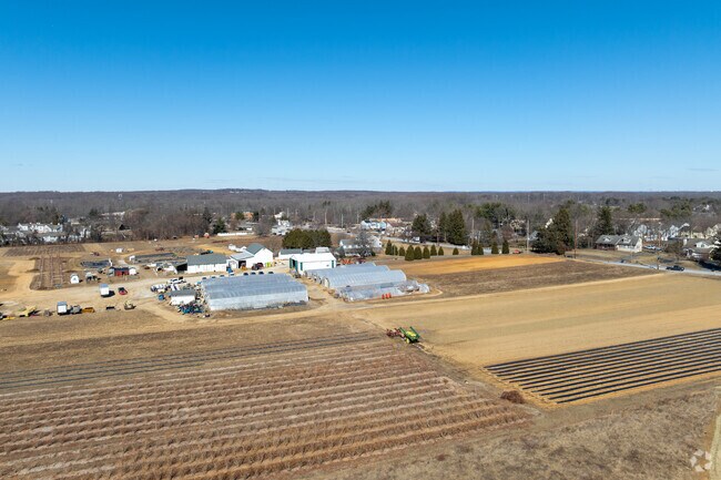 Von Thun Farms in Monmouth Junction, New Jersey is a family-run farm that offers a variety of activities, including pick-your-own fruits and vegetables, a corn maze, and hayrides.