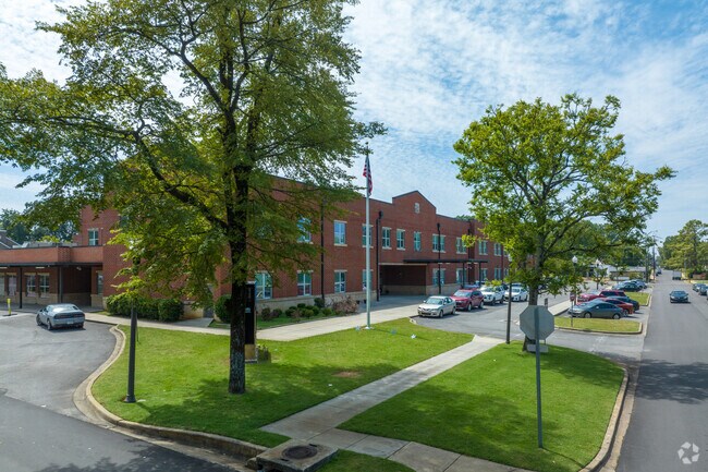 Washington Elementary  School teaches grades K-8th grade.