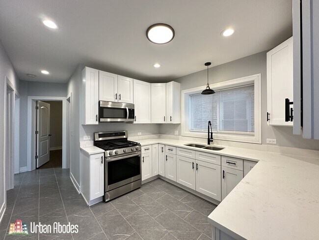 5510 N Luna Ave unit J01W, Chicago, IL 60630 - photo 4