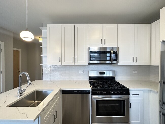 3943 N Janssen Ave unit A07C, Chicago, IL 60613 - photo 2