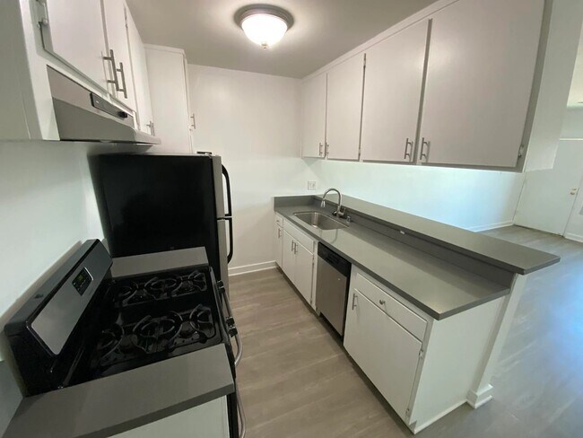 5307 Sepulveda Blvd unit 319, Sherman Oaks, CA 91411 - photo 2