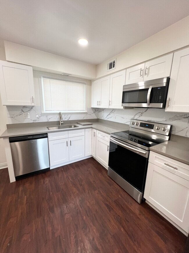 9468 Bay Colony Dr unit 3N, Des Plaines, IL 60016 - photo 2