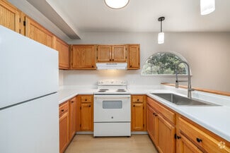 2 Meadowbrook Cir, Fulton, NY 13069