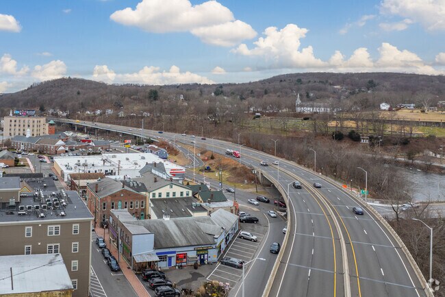 Find easy access to i95 and route 8 from Seymour.