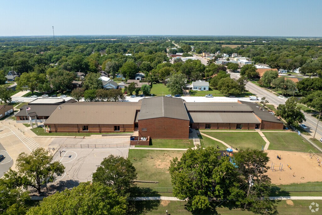 Clearwater Elementary West is a popular schooling option for students in the area.