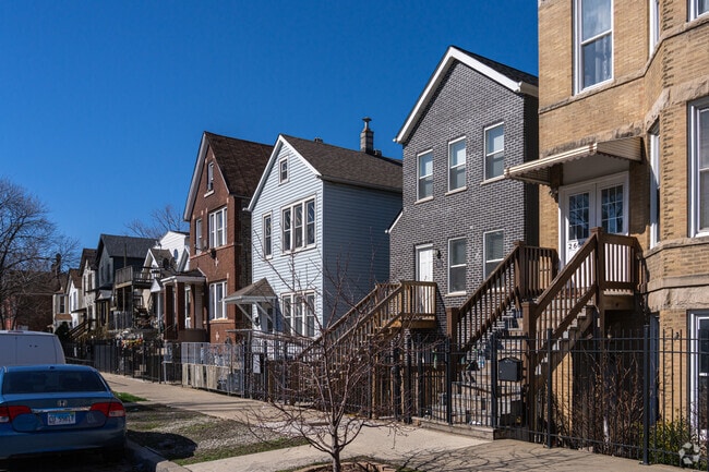 There are a variety of housing styles in Little Village.