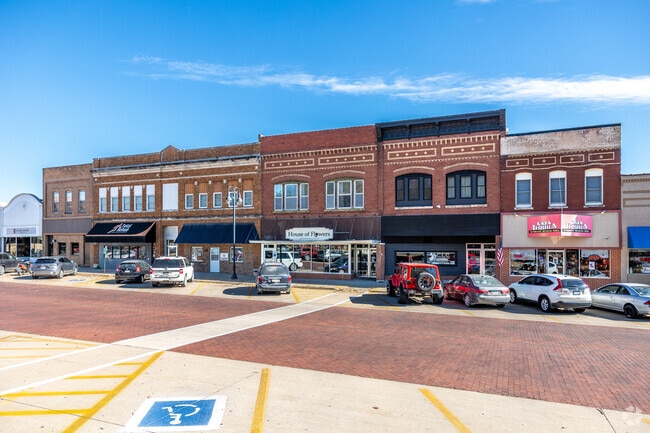 Downtown Williamsburg features historic buildings surrounding a square park.