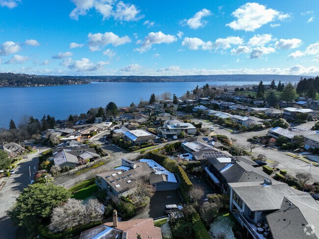 View Ridge residents live on gridded streets with hilly terrain.