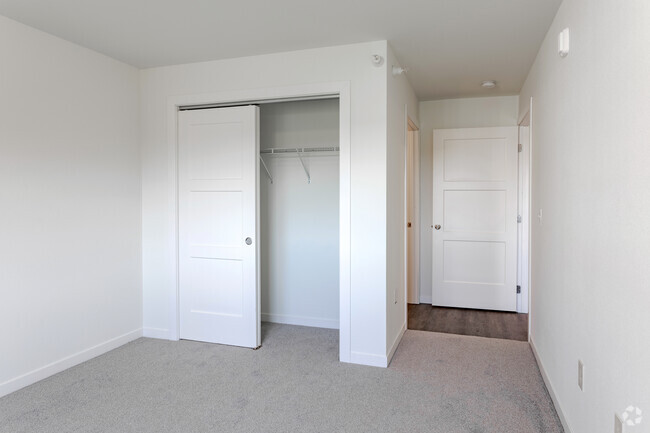2BR, 2BA - 970SF - Primary Bedroom