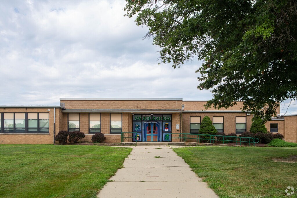 An entry shot for Castle Hills Elementary School.