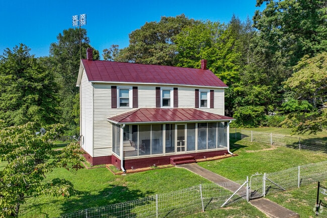 Schuyler offers newer colonial houses that come with two to four bedrooms.