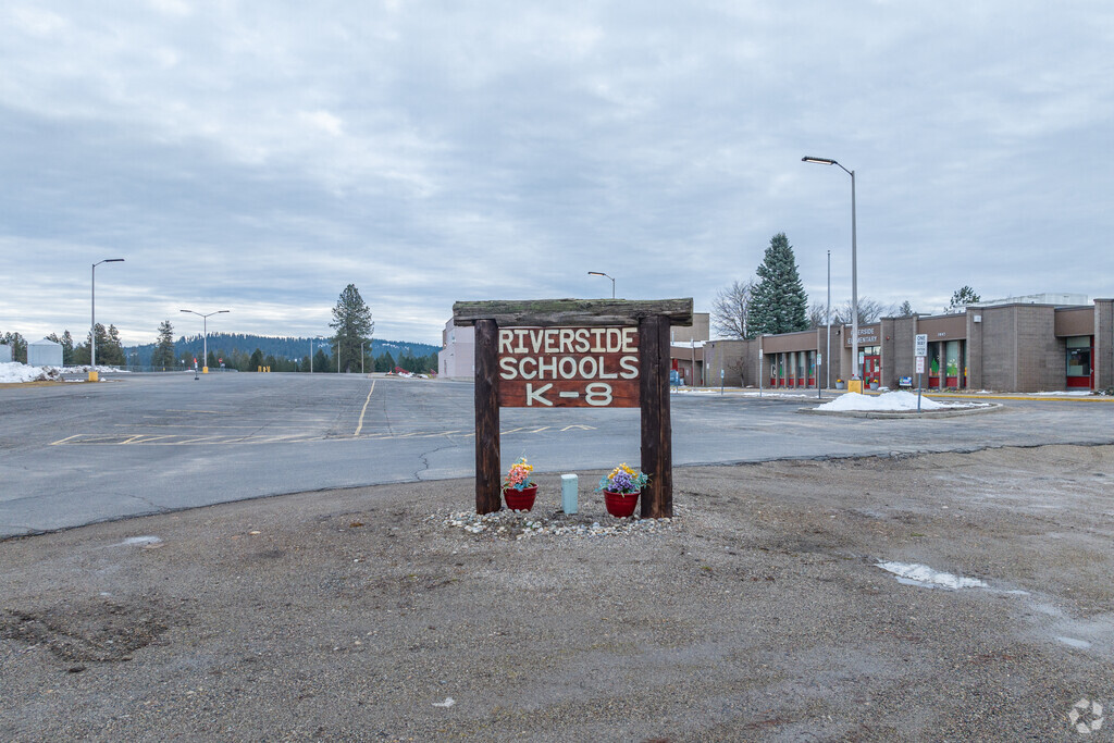 Riverside Elementary features a large parking lot in front of the school..