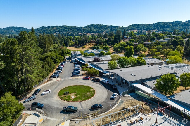 Orinda Intermediate School is a public school that serves students in grades 6 through 8.