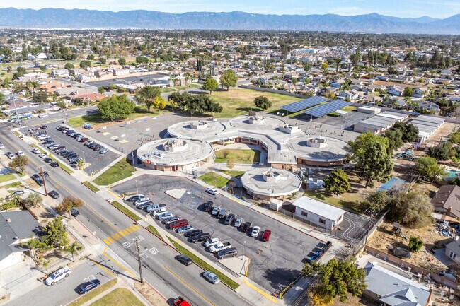 Cypress Elementary School provides education in the neighborhood of Fontana.