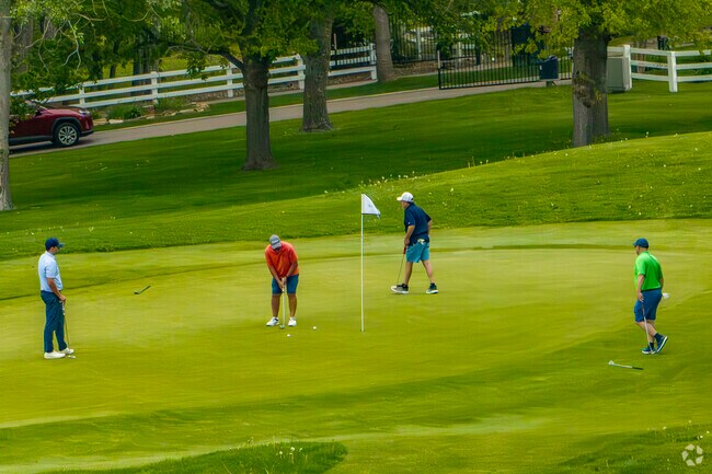 In Governor's Ranch you can pop over for a quick 18 holes at Racoon Creek Golf course.