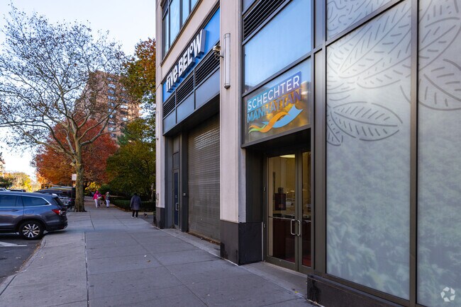 Solomon Schechter School of Manhattan is located close to subway lines and bus routes.