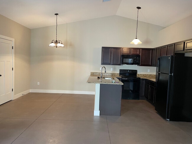 4833 N Hillside Ct, Wichita, KS 67219 - photo 3