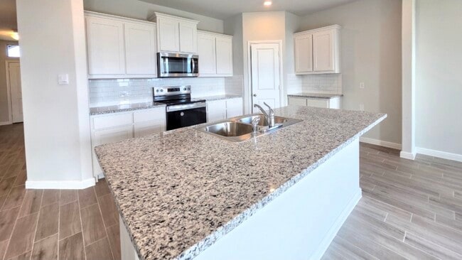 649 Harvey St, Grandview, TX 76050 - photo 2