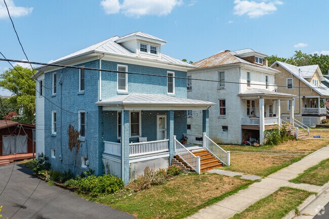 American Foursquare homes in Waterman date back to the early 1900's.