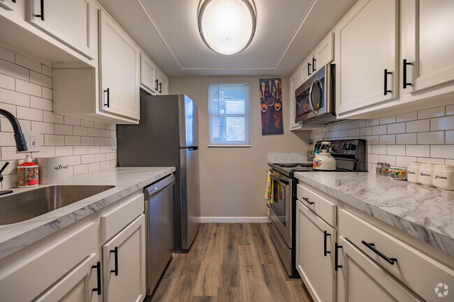 2BR, 1BA - 860SF - Kitchen