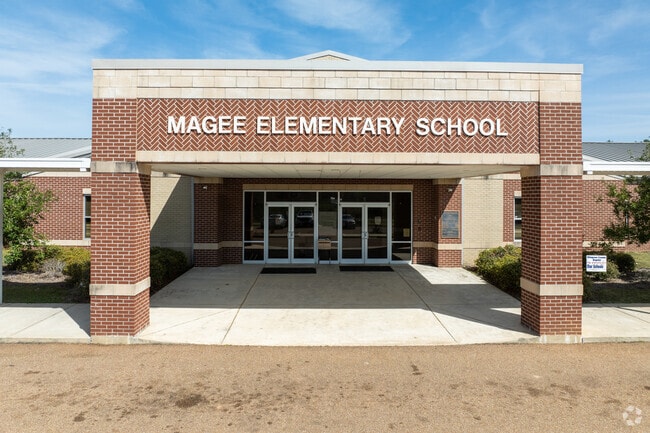 Magee Elementary School serves 556 students.