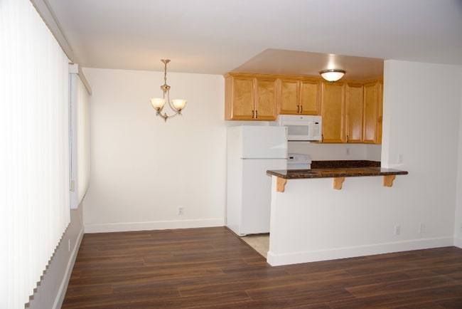 540 Avenue C unit F2, Redondo Beach, CA 90277 - photo 2