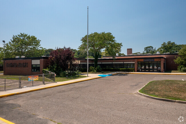 Pick up and drop off your students at the Manetuck Elementary School.
