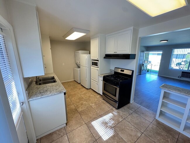 Charming 1 Bedroom unit, completely remodeled with In-Unit Washer/Dryer!, Orange, CA 92866 - photo 5