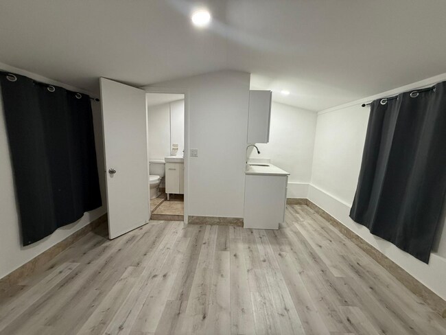 1150 W 28th St unit EFFICIENCY REAR LEFT, Hialeah, FL 33010 - photo 4