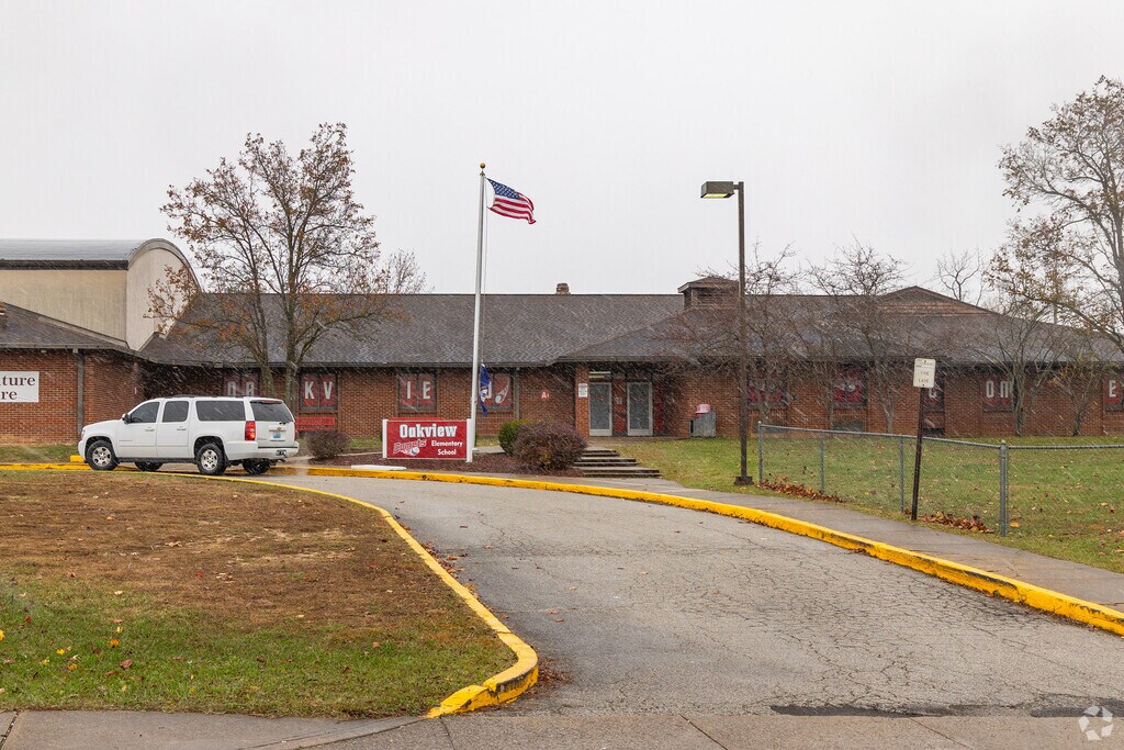 Oakview Elementary School has a student-teacher ratio of 12 to 1.