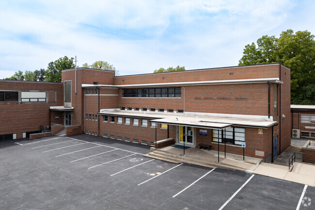 Holy Cross Lutheran School offers various activities for students.