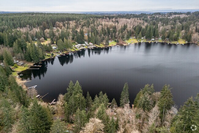 Lake Bosworth has plenty of outdoor activities including fishing, boating, and more.