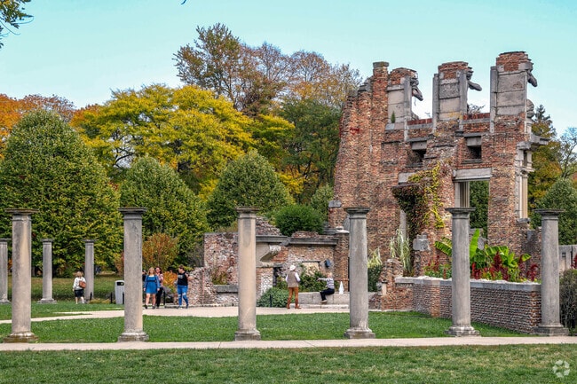 Holliday Park is a beautiful urban park located near the Crows Nest neighborhood.
