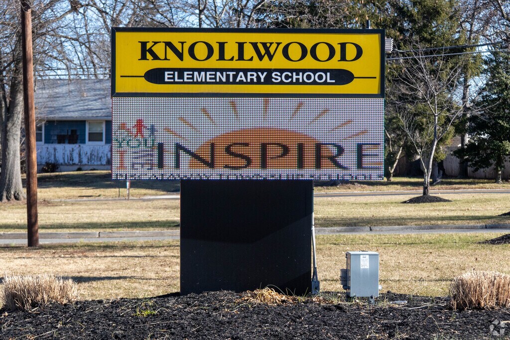 There are about 475 students attending Knollwood Elementary School.