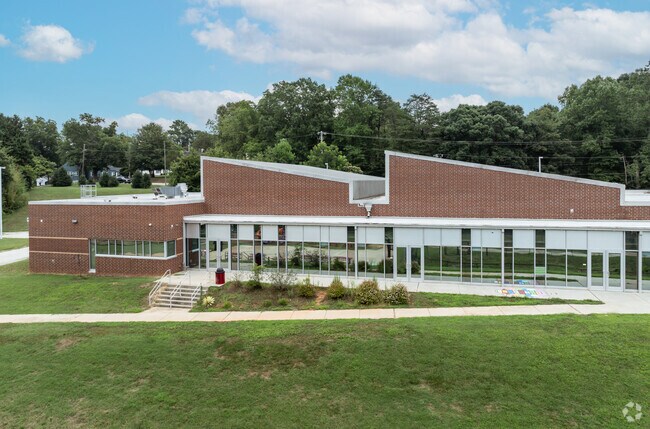 The student-teacher ratio is 15:1 at South Newton Elementary School.